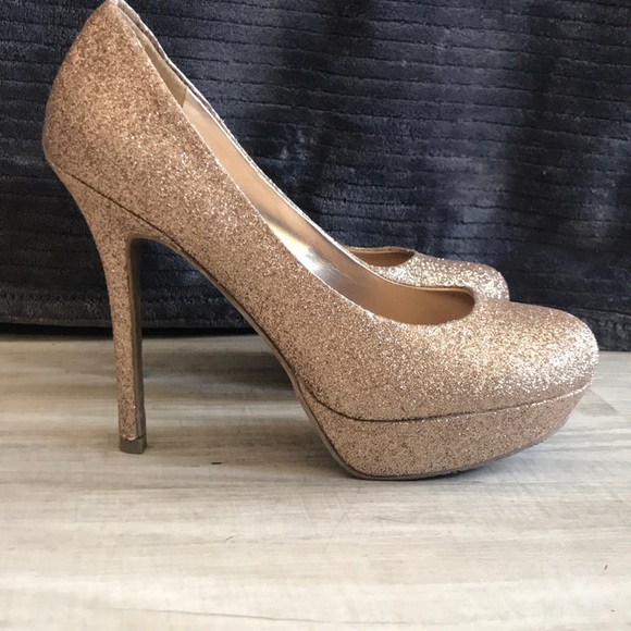 Candie’s Gold sparkly platform heels - Picture 2 of 5
